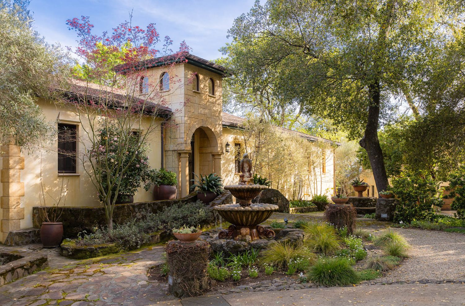 Exterior mage of a luxury home in Sonoma, California
